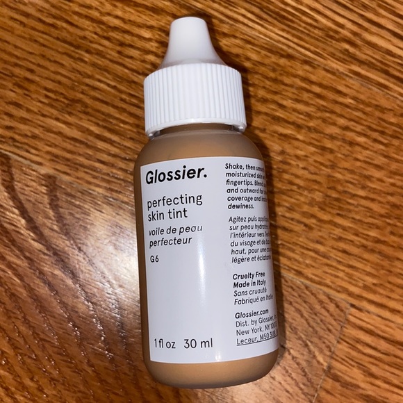 Glossier perfecting skin tint, shade G6 - Picture 2 of 2